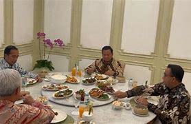 Jokowi Makan Bareng Warga